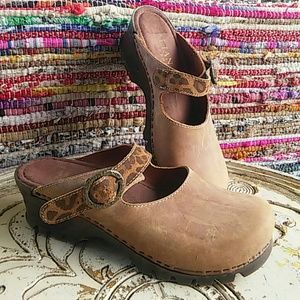 Adorable Tan Leather Clogs-Italian Shoemakers